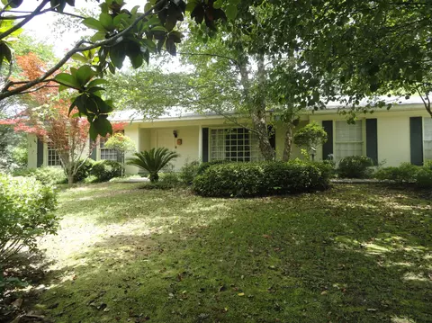 1035 Parker Dr, Laurel, MS 39440 photo 1