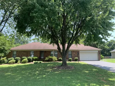 82 Hounds Run Dr, Bowling Green, KY 42104