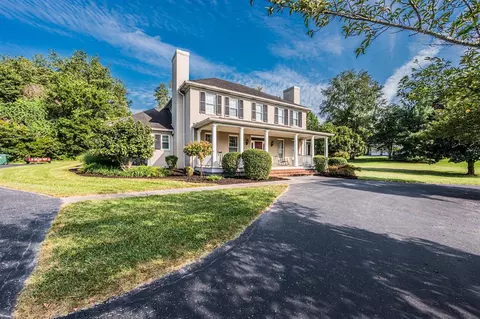 348 Windmere Dr, Bowling Green, KY 42103