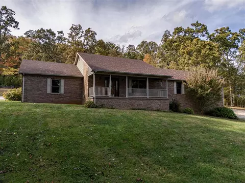 275 Woodchuck Dr, Brandenburg, KY 40108