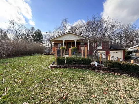 220 Kentucky Cir, Radcliff, KY 40160