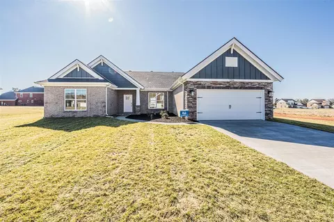 1284 Saddlebred Ln, Bowling Green, KY 42104