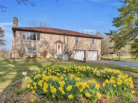 635 Blossom Ridge Rd, Shepherdsville, KY 40165