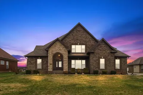 614 Diamond Peak Dr, Bowling Green, KY 42104