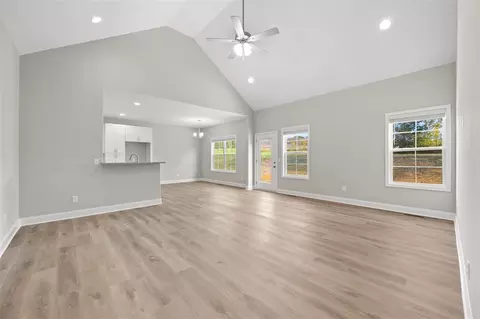 8 Sun Dr, Scottsville, KY 42164
