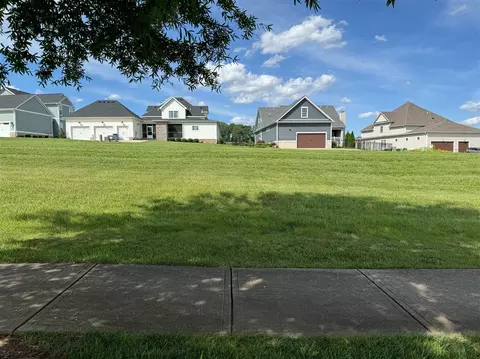 832 Village Way, Bowling Green, KY 42103