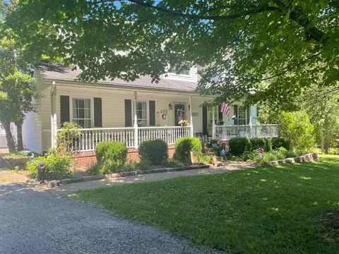 135 Suncrest Dr, Bowling Green, KY 42101