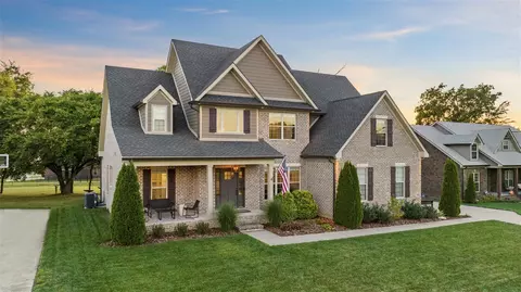 633 Diamond Peak Dr, Bowling Green, KY 42104