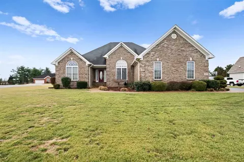 927 Poppy Hills Ct, Bowling Green, KY 42104