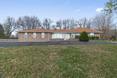 5601 Cemetery Rd, Bowling Green, KY 42103