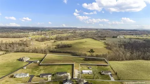 2 Tony Houchin Rd, Bowling Green, KY 42101
