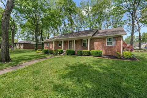 1028 Meadowwood Ln, Bowling Green, KY 42101