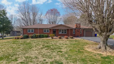 679 Peachtree Ln, Bowling Green, KY 42103