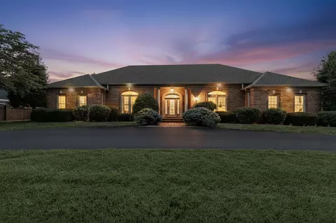 1808 Ashwood Ct, Bowling Green, KY 42103