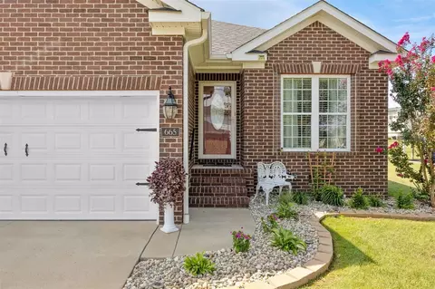 665 Village Creek Dr, Bowling Green, KY 42101
