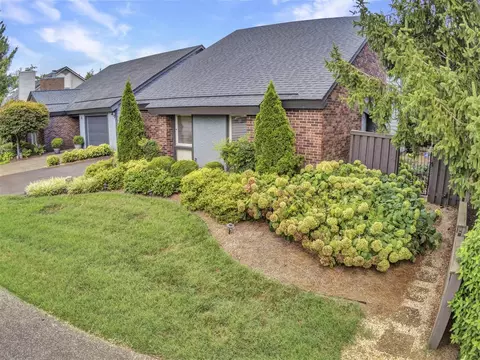713 Hardscuffle Ct, Bowling Green, KY 42103