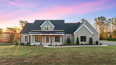 2447 Silver Oak St, Bowling Green, KY 42104