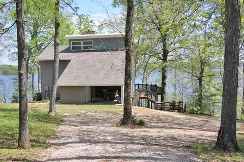 93 Lakeview Dr, Scottsville, KY 42164