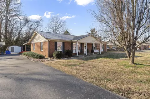 612 Village Dr, Franklin, KY 42134