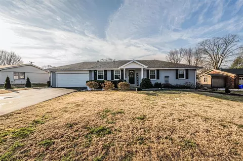 1585 Oxford Way, Bowling Green, KY 42103