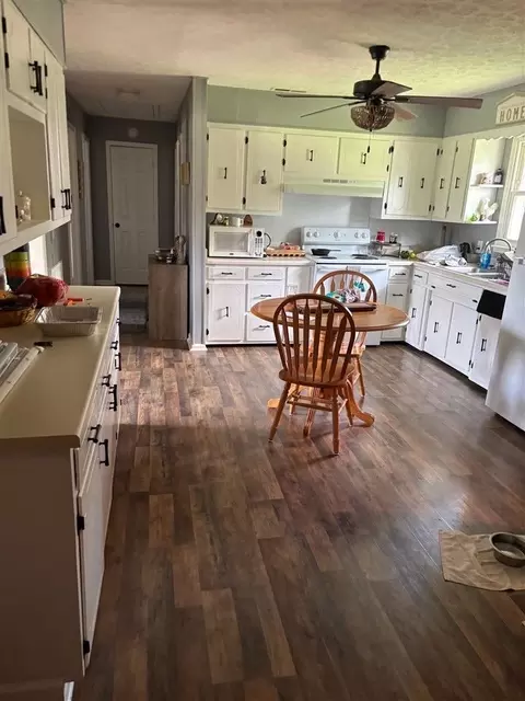 Kitchen - 2399 Jock Rd, Bee Spring, KY 42207 photo 3 of 4