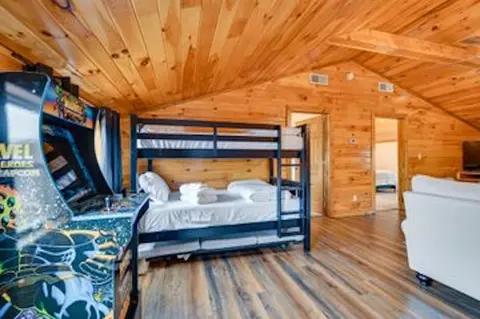 Bedroom - 369 Reynolds Rd, Bee Spring, KY 42207 photo 1 of 5