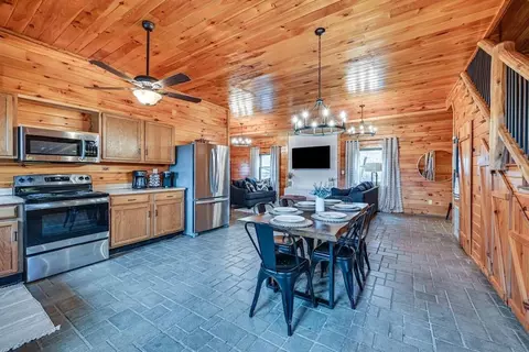 Dining - 369 Reynolds Rd, Bee Spring, KY 42207 photo 3 of 3