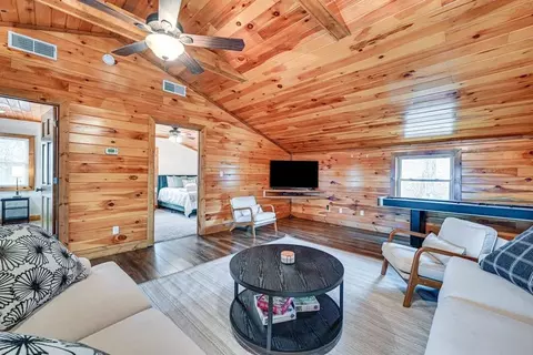 Living - 369 Reynolds Rd, Bee Spring, KY 42207 photo 3 of 3