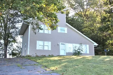 555 Lakeview Dr, Scottsville, KY 42164