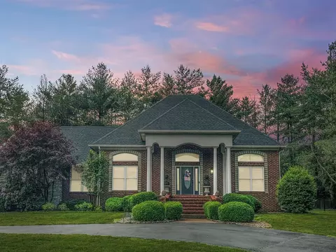11 Whispering Pine Ln, Scottsville, KY 42164