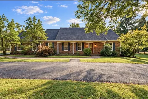 518 Drakesborough Dr, Bowling Green, KY 42103