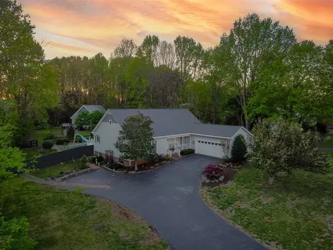 611 Drakesborough Dr, Bowling Green, KY 42103