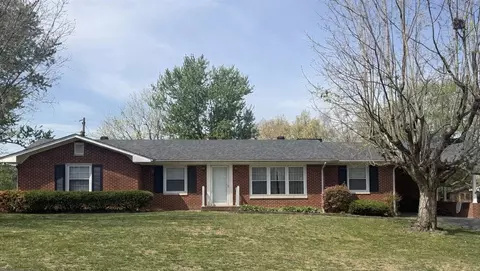 333 Woodland Circle Dr, Scottsville, KY 42164