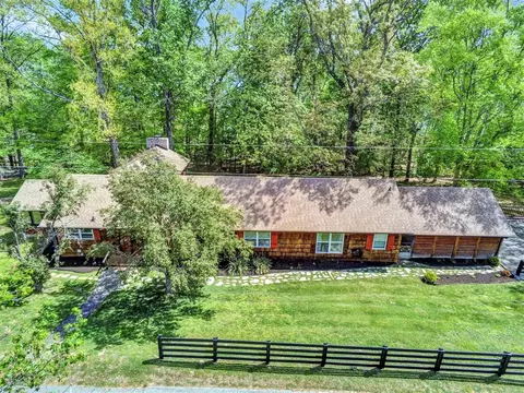 131 Lakeside Dr, Scottsville, KY 42164