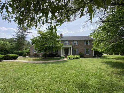 451 Drakesborough Dr, Bowling Green, KY 42103