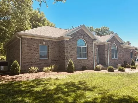 370 Lakeland Dr, Bowling Green, KY 42104