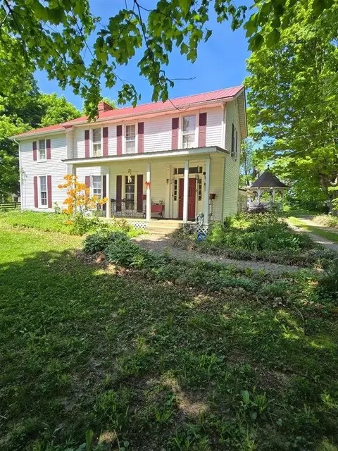 218 Mammoth Cave St, Cave City, KY 42127