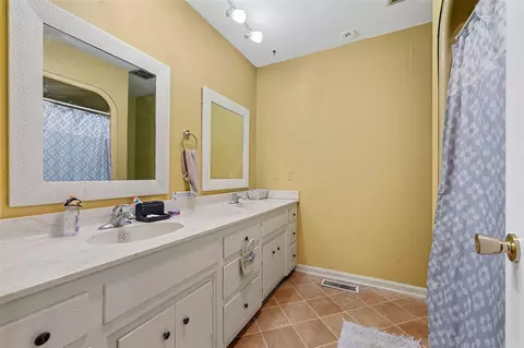 Bath - 48 Kino Eighty Eight Rd, Eighty Eight, KY 42130 photo 2 of 4