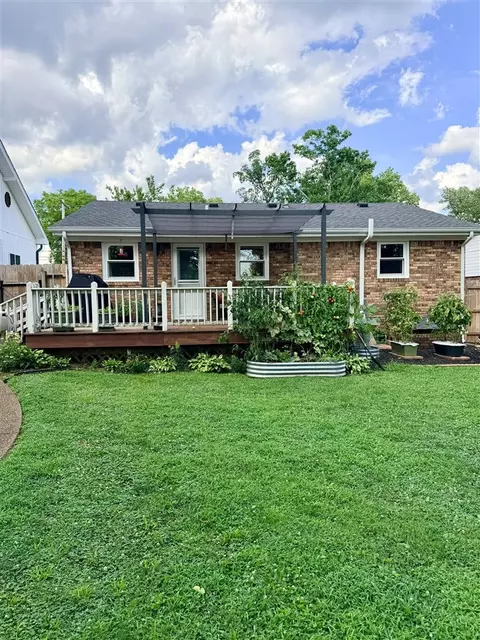 Exterior - 829 E 10th Ave, Bowling Green, KY 42101 photo 7 of 12