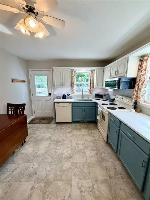 Kitchen - 829 E 10th Ave, Bowling Green, KY 42101 photo 3 of 3