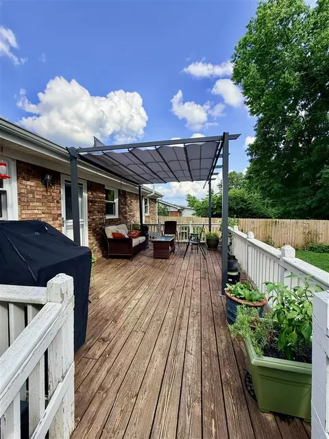 Exterior - 829 E 10th Ave, Bowling Green, KY 42101 photo 5 of 12