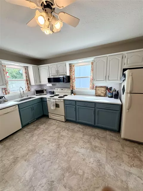 Kitchen - 829 E 10th Ave, Bowling Green, KY 42101 photo 2 of 3