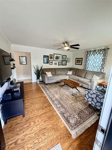 Living - 829 E 10th Ave, Bowling Green, KY 42101 photo 1 of 3