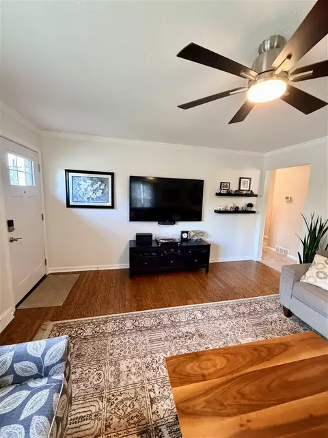 Living - 829 E 10th Ave, Bowling Green, KY 42101 photo 3 of 3