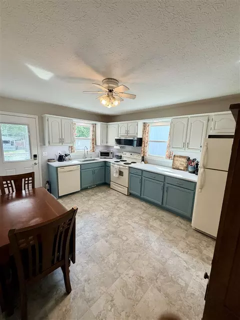 Kitchen - 829 E 10th Ave, Bowling Green, KY 42101 photo 1 of 3