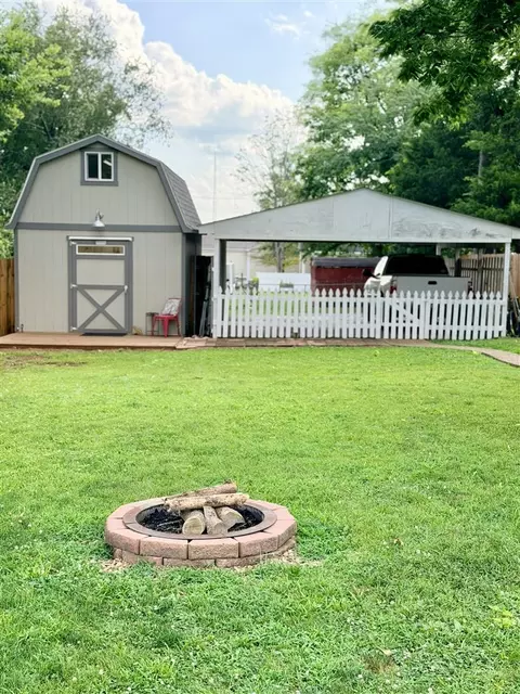 Exterior - 829 E 10th Ave, Bowling Green, KY 42101 photo 9 of 12