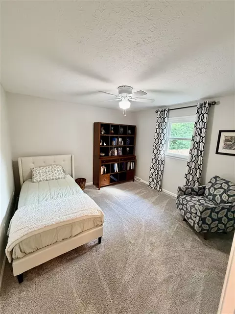 Bedroom - 829 E 10th Ave, Bowling Green, KY 42101 photo 4 of 5