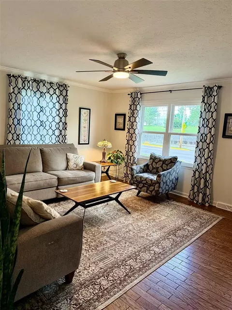 Living - 829 E 10th Ave, Bowling Green, KY 42101 photo 2 of 3