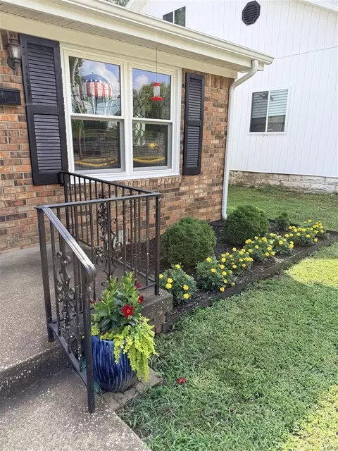 Exterior - 829 E 10th Ave, Bowling Green, KY 42101 photo 3 of 12
