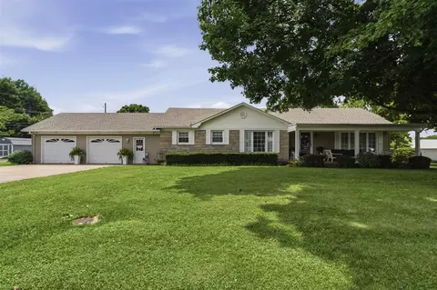 902 Lingale Dr, Cave City, KY 42127